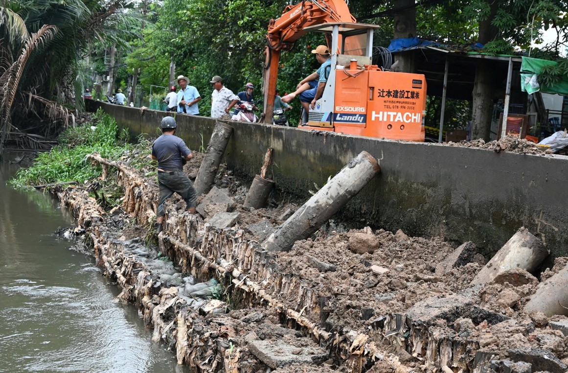 Gia cố bờ bao để ứng phó triều cường tại bán đảo Thanh Đa.