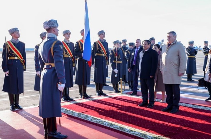 Trong không khí trang nghiêm, khi Thủ tướng Phạm Minh Chính di chuyển trên thảm đỏ tới vị trí danh dự, Quân nhạc cử Quốc thiều Việt Nam và Quốc thiều Liên bang Nga - Ảnh: VGP