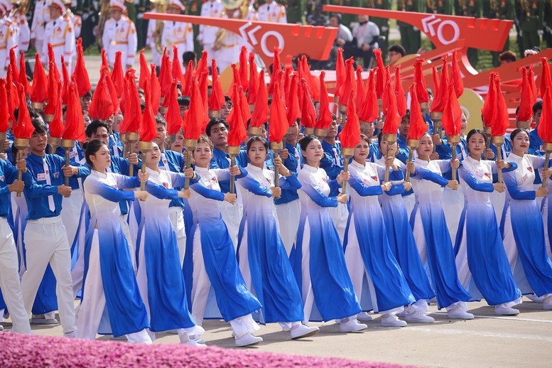 Trải qua các thời kỳ đấu tranh giành độc lập dân tộc, bảo vệ Tổ quốc, xây dựng và phát triển đất nước, thanh niên luôn là lực lượng xung kích, đi đầu, không quản ngại khó khăn, gian khổ, sẵn sàng dấn thân vì sự nghiệp cách mạng.