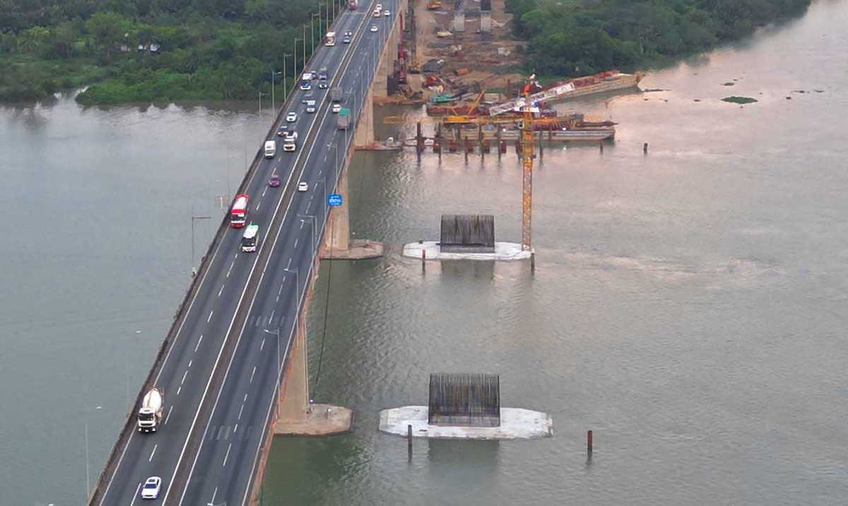 Những bệ trụ cầu dần thành hình, song song với tuyến cao tốc hiện hữu.