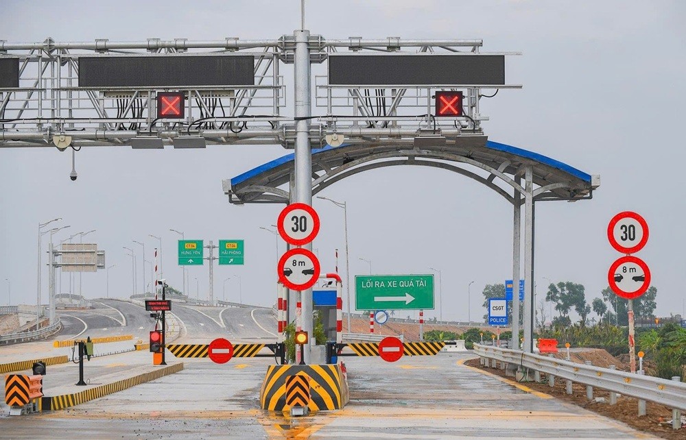 Trạm thu phí tại nút giao đường tỉnh 390 với đường ô tô cao tốc Hà Nội - Hải Phòng tại xã Hà Đông.