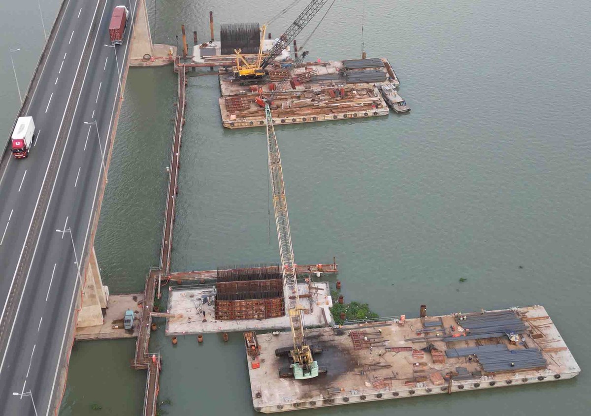 Những bệ trụ cầu dần thành hình, song song với tuyến cao tốc hiện hữu.