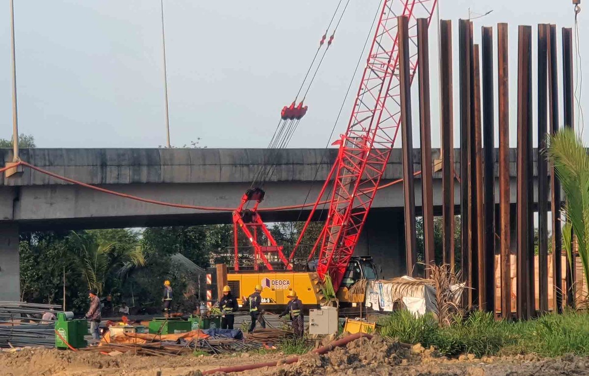 Công nhân làm việc xuyên nhiều khung giờ, tranh thủ điều kiện thời tiết thuận lợi để đẩy nhanh tiến độ.