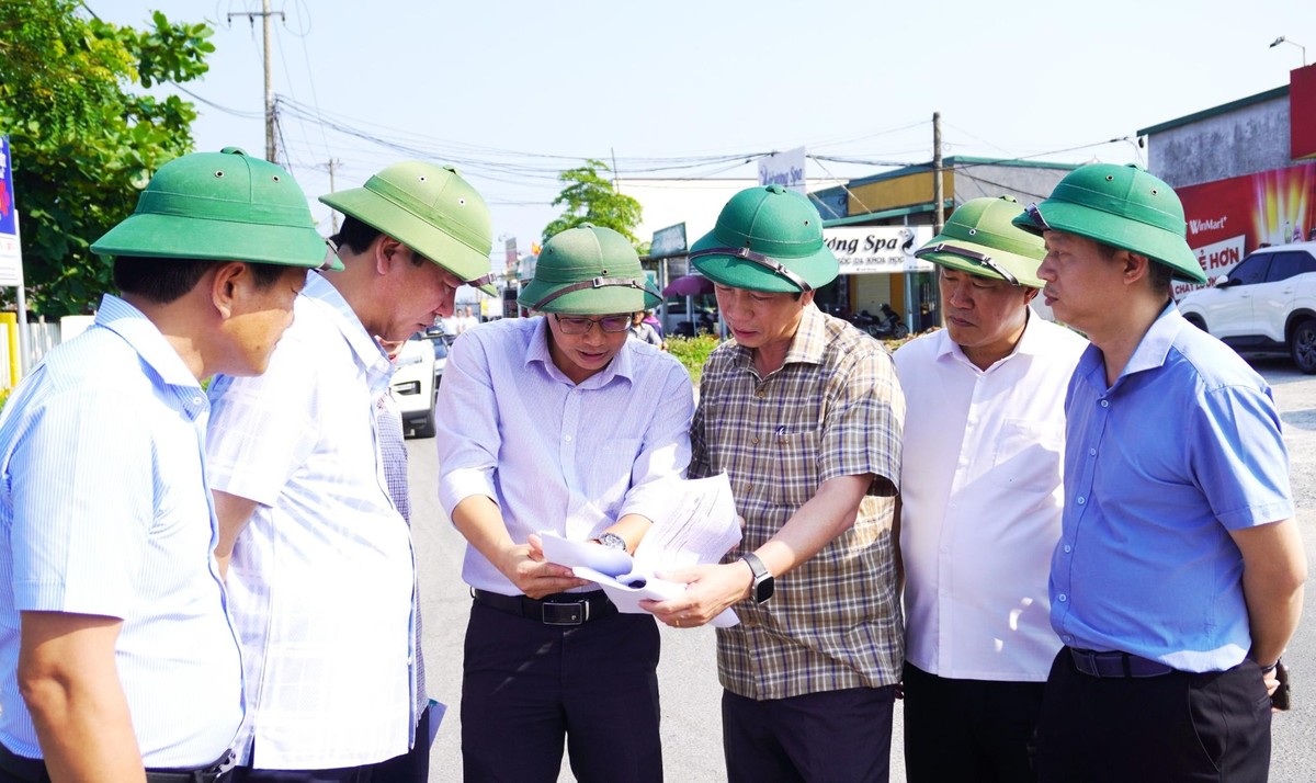 Phó Chủ tịch Thường trực UBND tỉnh Quảng Trị Hoàng Nam (áo kẻ rô đen) kiểm tra tiến độ triển khai dự án tuyến đường bộ ven biển đoạn tuyến qua khu vực cầu Cửa Tùng và Cửa Việt