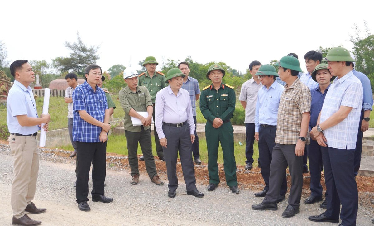 Chủ tịch UBND tỉnh Quảng Trị Lê Hồng Vinh (hàng đầu, thứ ba phải ảnh) kiểm tra dự án Đường ven biển kết nối hành lang kinh tế Đông - Tây giai đoạn 1 tại xã Cửa Việt.