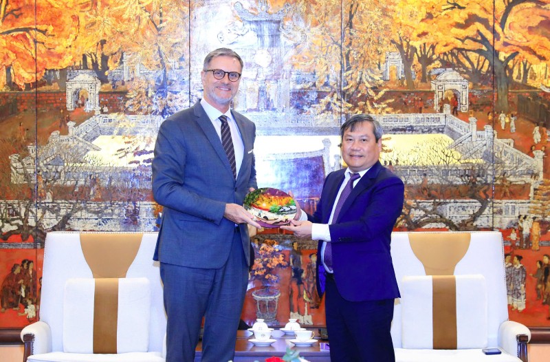 Chủ tịch UBND TP. Hà Nội Vũ Đại Thắng trao quà tặng Đại sứ Olivier Brochet.