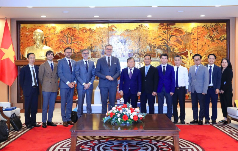Chủ tịch UBND TP. Hà Nội Vũ Đại Thắng và Đại sứ Đặc mệnh toàn quyền Cộng hòa Pháp tại Việt Nam Olivier Brochet, cùng đại diện các cơ quan hai bên tại buổi tiếp.