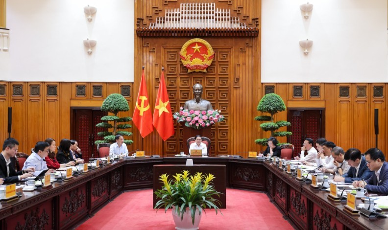 Thủ tướng Chính phủ Phạm Minh Chính làm việc với Tổ công tác an ninh năng lượng về các giải pháp trước tác động từ diễn biến phức tạp của cuộc xung đột quân sự tại Trung Đông - Ảnh: VGP.