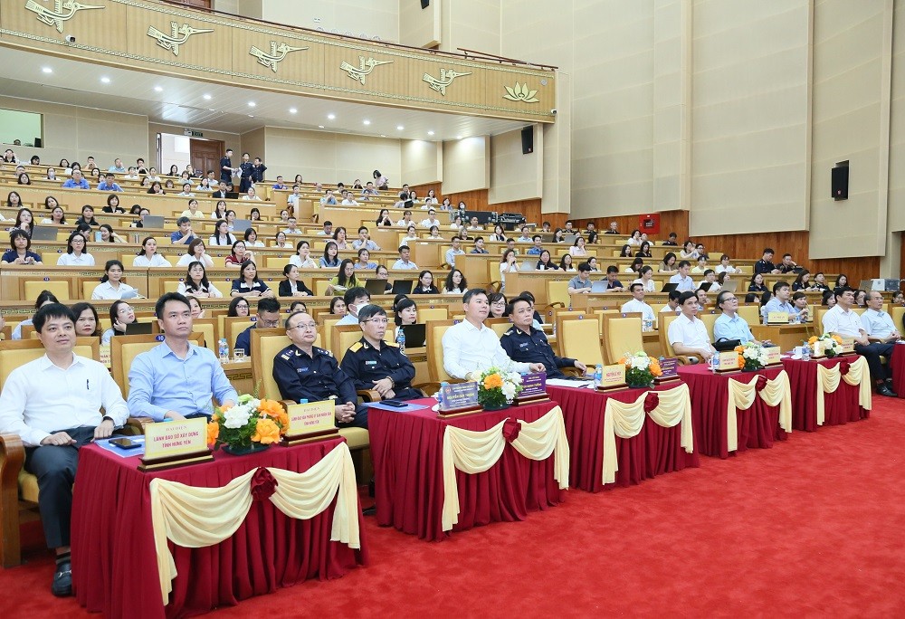 Lãnh đạo UBND tỉnh Hưng Yên, Cục Hải quan, các sở, ban, ngành cùng hơn 170 doanh nghiệp xuất nhập khẩu trên địa bàn tham dự hội nghị Lãnh đạo UBND tỉnh Hưng Yên, Cục Hải quan, các sở, ban, ngành cùng hơn 170 doanh nghiệp xuất nhập khẩu trên địa bàn tham dự hội nghị