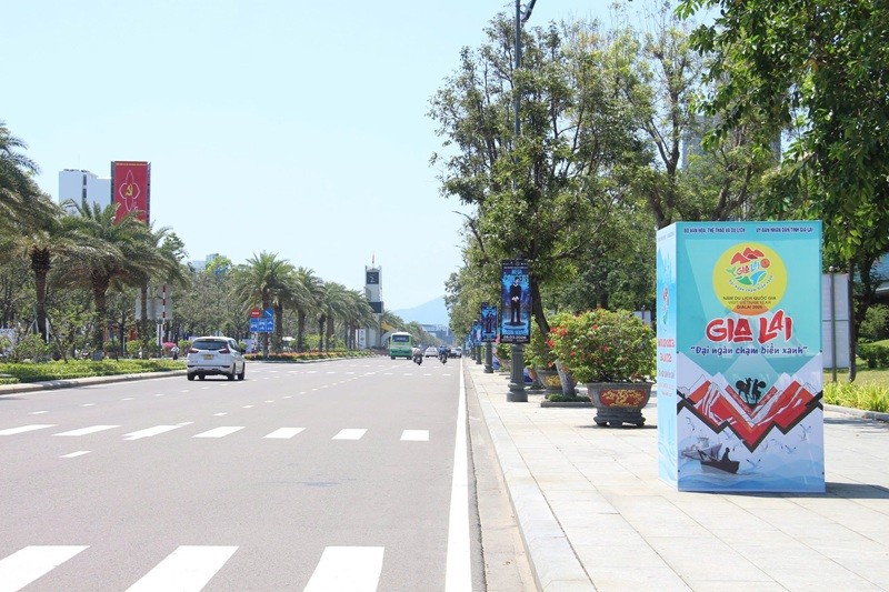 Những ngày này, các tuyến phố tại Quy Nhơn rực rỡ các pano, áp phích thông tin về Năm Du lịch Quốc gia 2026.