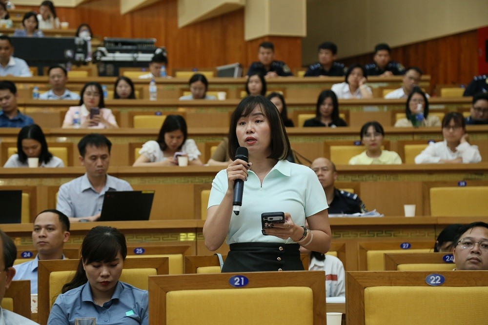 Đại diện doanh nghiệp xuất nhập khẩu phát biểu ý kiến Đại diện doanh nghiệp xuất nhập khẩu phát biểu ý kiến
