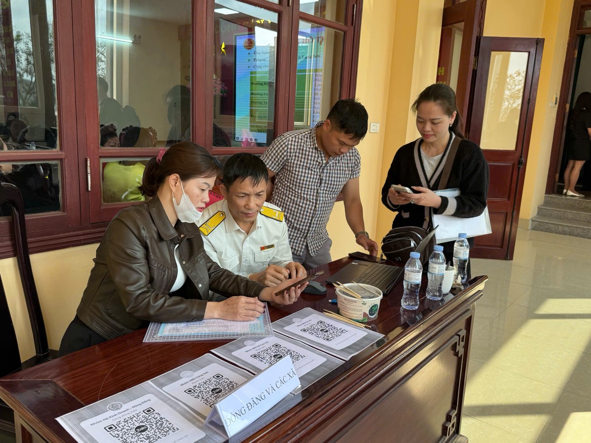 Cán bộ Thuế cơ sở 5 (Thuế tỉnh Lạng Sơn) chia theo khu vực các phường để hỗ trợ các hộ. Cán bộ Thuế cơ sở 5 (Thuế tỉnh Lạng Sơn) chia theo khu vực các phường để hỗ trợ các hộ.