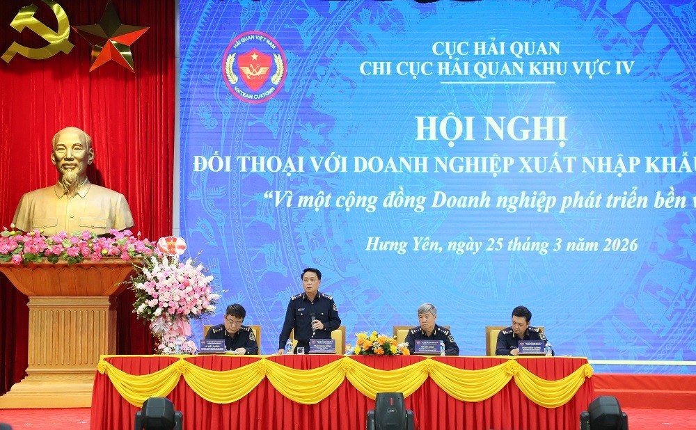 Đại diện Chi cục Hải quan khu vực IV trả lời các ý kiến, kiến nghị của doanh nghiệp. Đại diện Chi cục Hải quan khu vực IV trả lời các ý kiến, kiến nghị của doanh nghiệp.