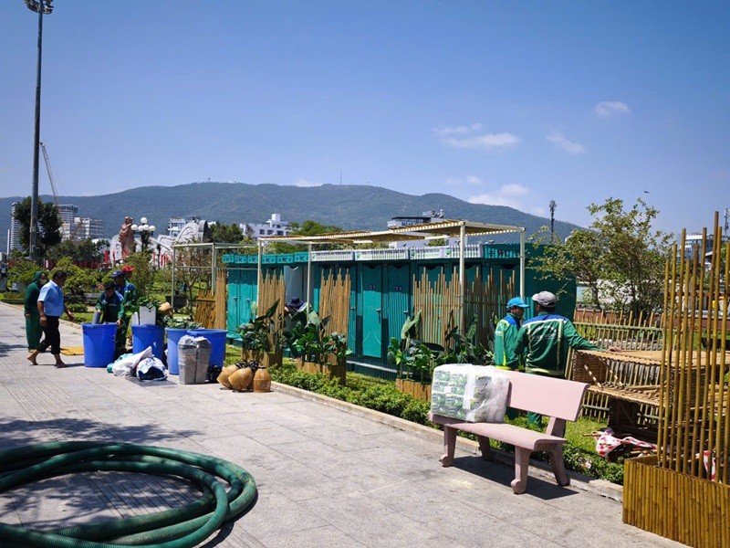 Công nhân Công ty cổ phần Môi trường Bình Định lắp đặt, trang trí tiểu cảnh khu vực nhà vệ sinh công cộng.