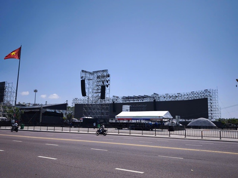 Hệ thống sân khấu quy mô Lễ khai mạc Năm Du lịch Quốc gia 2026 đang được gấp rút hoàn thành