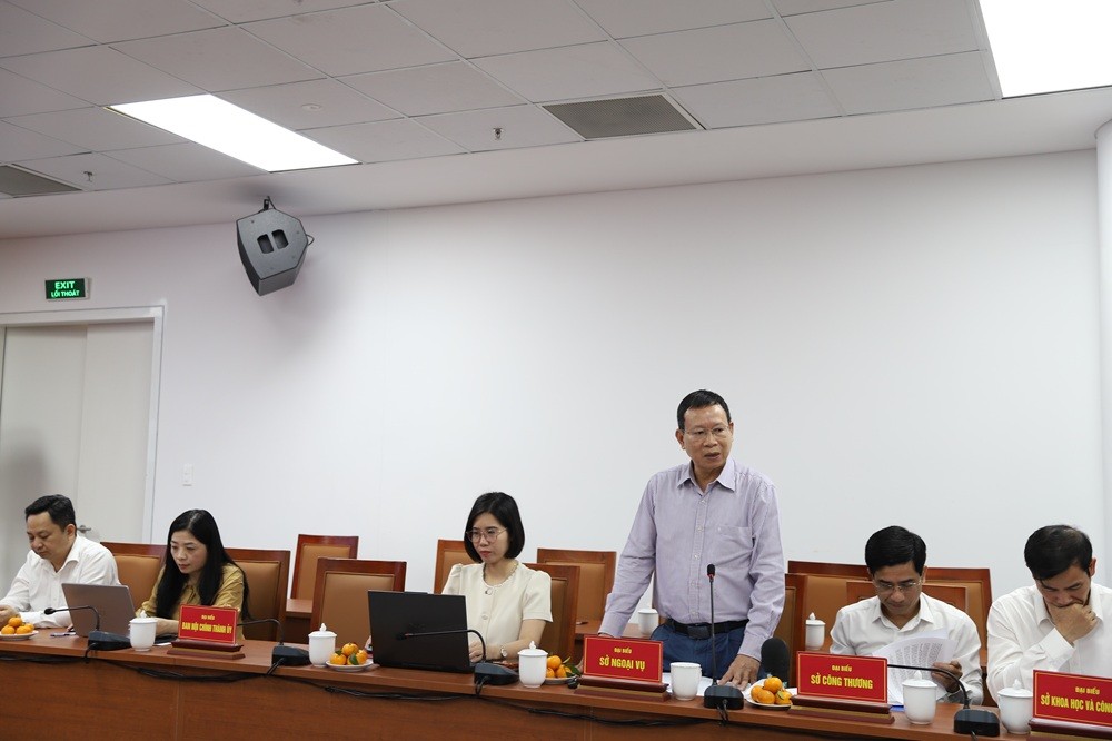 Ông Bùi Ngọc Hải, Phó giám đốc Sở Ngoại vụ Hải Phòng tham luận tại Hội thảo