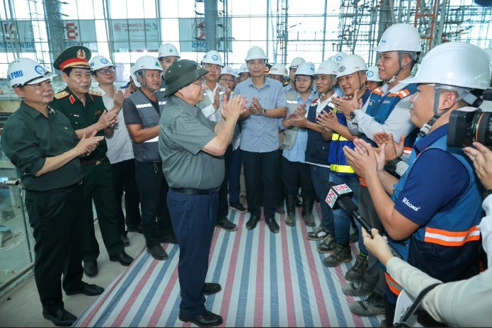 Thủ tướng Phạm Minh Chính động viên các đơn vị thi công dự án Cảng hàng không quốc tế Long Thành - Ảnh: VGP.