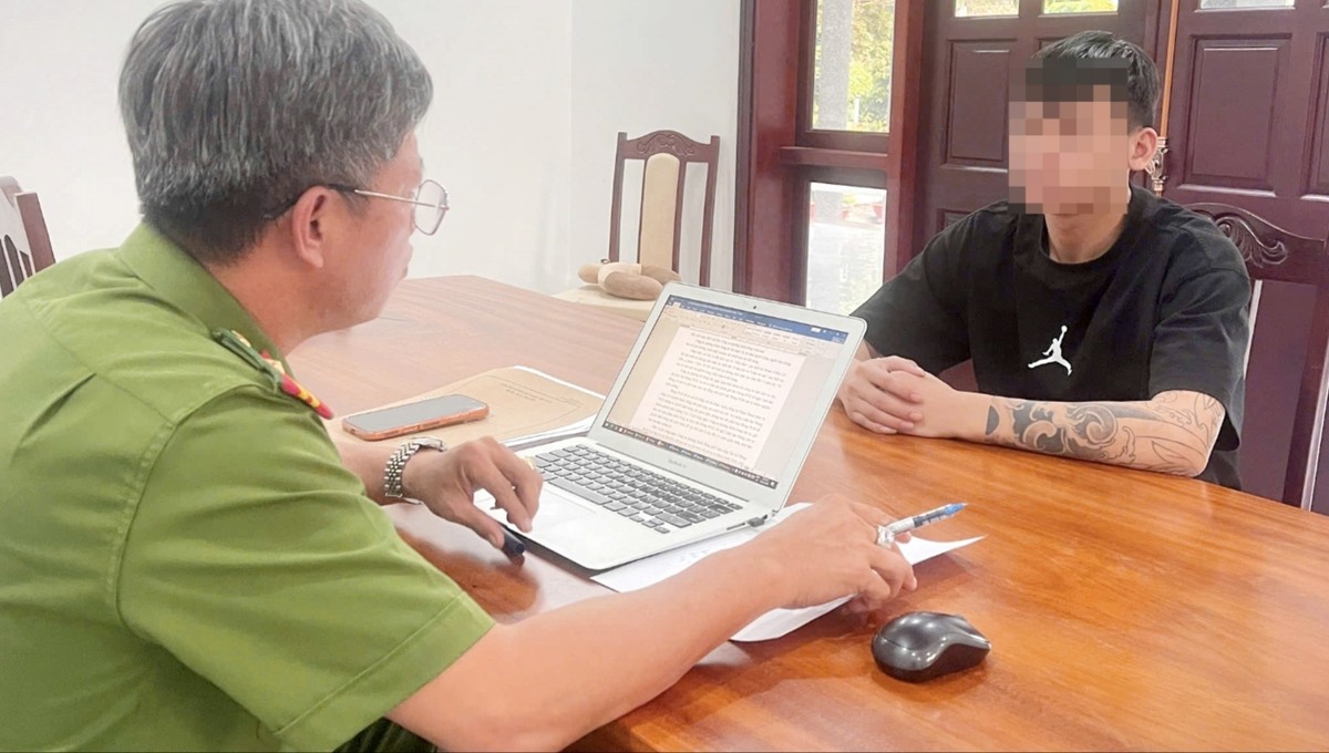 Công an lấy lời khai các đối tượng