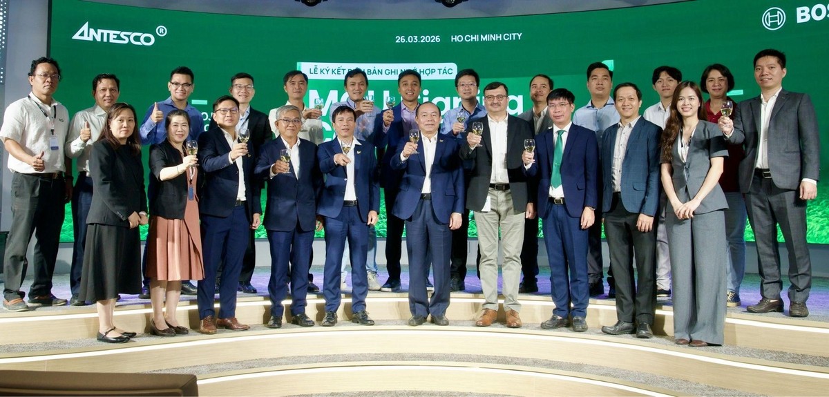 Lãnh đạo hai bên nâng ly chúc mừng cho hợp tác chiến lược.