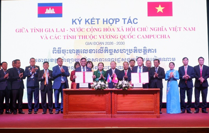 Đại diện UBND tỉnh Gia Lai ký kết biên bản ghi nhớ hợp tác với 3 địa phương tỉnh Campuchia.