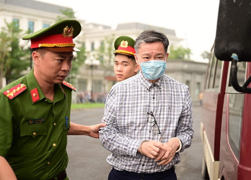 Lực lượng cảnh sát dẫn giải các bị cáo tới phiên tòa.