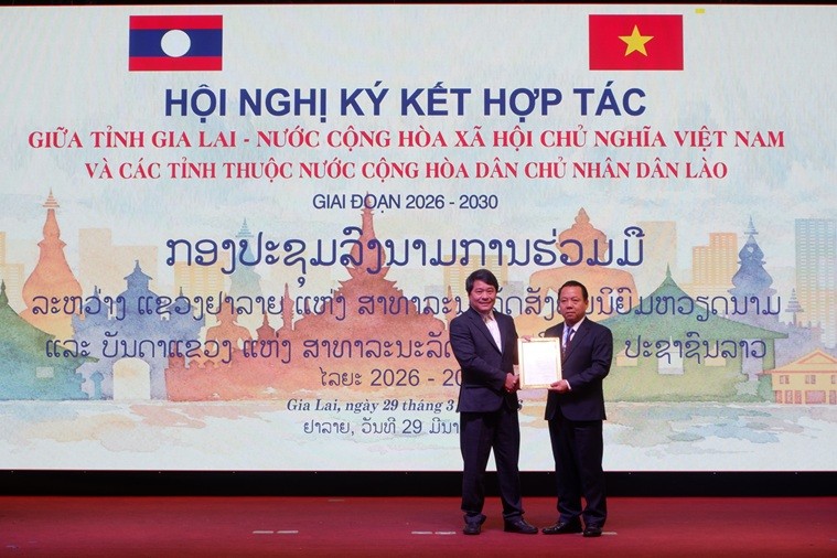 Đại diện chính quyền tỉnh Áttapư trao Giấy phép gia hạn Biên bản ghi nhớ của Công ty cổ phần Hoàng Anh Gia Lai.