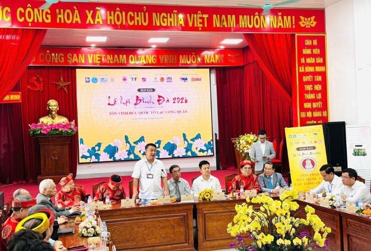 Ông Nguyễn Khánh Bình, Bí thư Đảng ủy, Chủ tịch HĐND xã Bình Minh phát biểu tại họp báo. Ảnh: Hồng Hạnh.