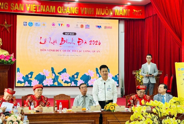 Ông Nguyễn Đăng Việt, Chủ tịch UBND xã Bình Minh, Trưởng Ban Tổ chức lễ hội phát biểu tại họp báo. Ảnh: Hồng Hạnh