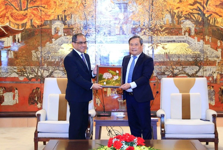 Chủ tịch UBND TP. Hà Nội Vũ Đại Thắng trao quà lưu niệm của Thủ đô Hà Nội tặng Đại sứ Philippines tại Việt Nam Francisco Noel R. Fernandez III. Ảnh: Phạm Linh