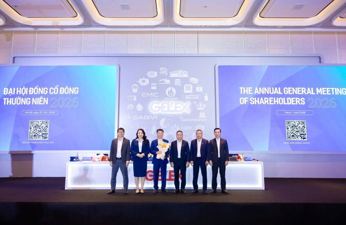 HĐQT GELEX tặng hoa tri ân ông Nguyễn Trọng Hiền, Chủ tịch HĐQT nhiệm kỳ 2021–2026 vì những đóng góp quan trọng cho sự phát triển của GELEX.