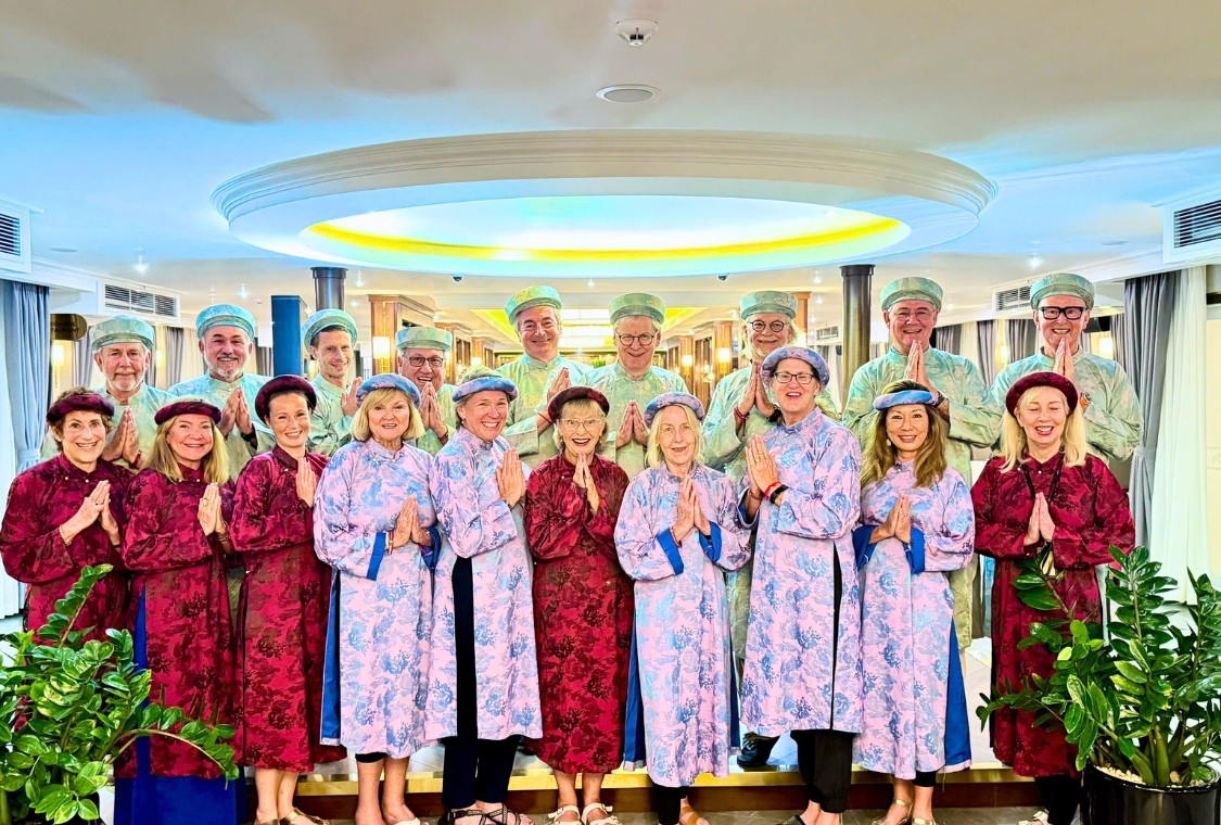 Khách quốc tế lớn tuổi thích thú với trải nghiệm văn hóa bản địa, từ trang phục truyền thống đến không gian giao lưu đậm bản sắc trên du thuyền Paradise Vietnam.