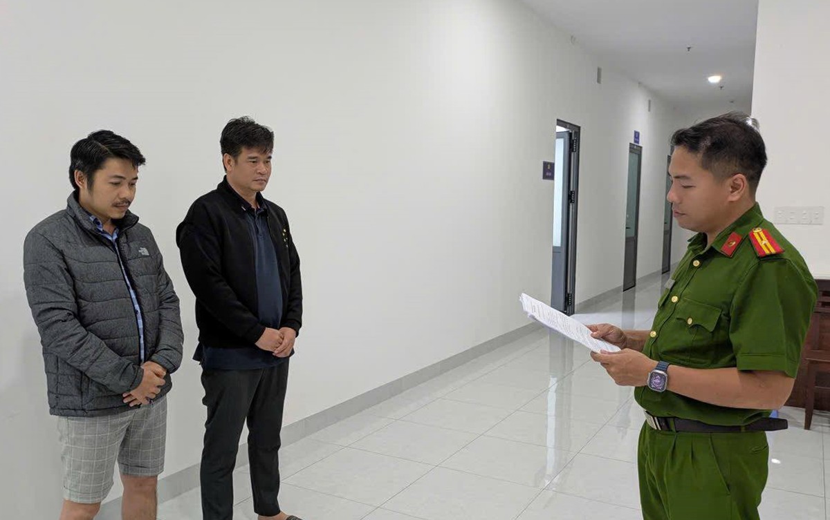 Các đối tượng trong đường dây lừa đảo sàn tiền ảo Wedex nghe đọc lệnh bắt