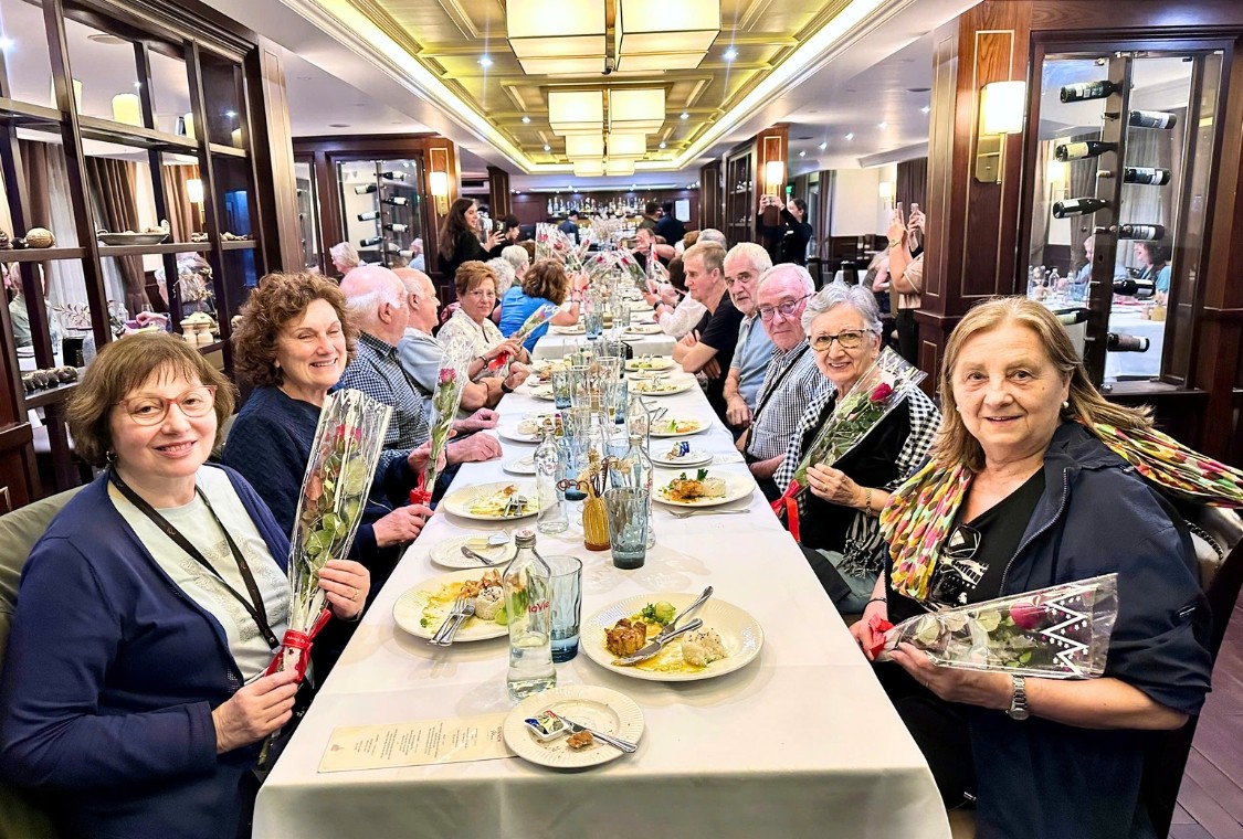 Ẩm thực và không gian dùng bữa chậm rãi trên du thuyền Paradise Vietnam là một trong những yếu tố quan trọng thu hút nhóm khách “tóc bạc”.