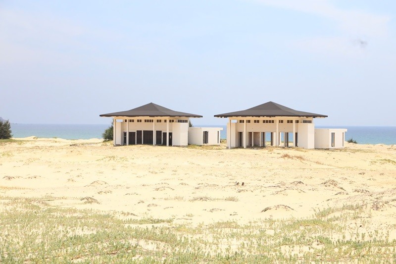 Dự án Phuong Mai Bay Resort đã thi công 2 biệt thự mẫu, kè chắn cát bay, bãi đỗ xe, nhà ở nhân viên và một số đoạn đường giao thông.