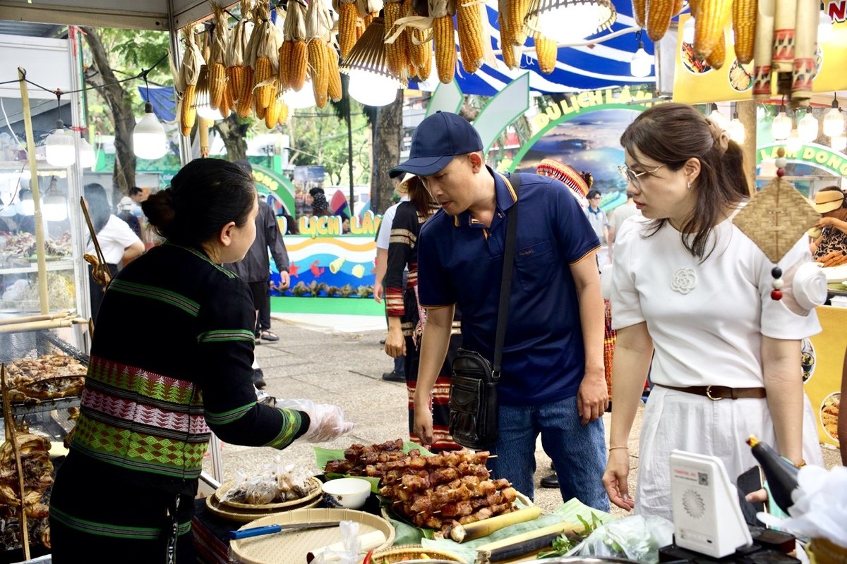 Ngoài khu vực doanh nghiệp tập trung giới thiệu các chương trình kích cầu trọng điểm, Ngày hội Du lịch TP.HCM năm nay còn có khu vực địa phương, tái hiện hình ảnh điểm đến thông qua không gian văn hóa, ẩm thực, sản phẩm thủ công mỹ nghệ và quà tặng bản địa đặc trưng.