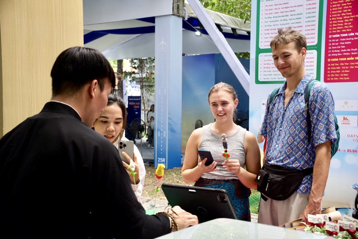 Người dân và du khách nước ngoài khám phá, trải nghiệm các dịch vụ mang đậm bản sắc Việt Nam.