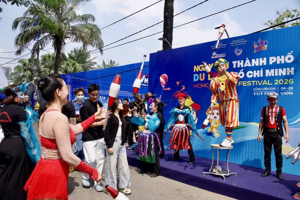 Các gian hàng tổ chức nhiều hoạt động hấp dẫn để thu hút người dân và du khách.