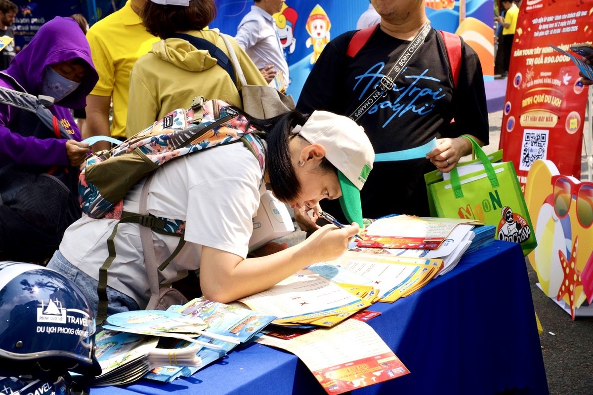 Diễn ra từ 2–5/4 với chủ đề “Rộn ràng hè về”, Ngày hội tiếp tục khẳng định vai trò là điểm hẹn thường niên của ngành du lịch TP.HCM. Không gian sự kiện được thiết kế như một lễ hội mùa hè đa trải nghiệm, kết hợp văn hóa, ẩm thực, nghệ thuật và công nghệ.