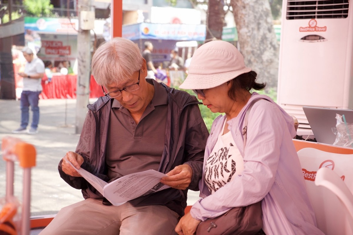 “Nhằm kích cầu du lịch hè, chúng tôi tung ra loạt sản phẩm mới, nổi bật là các gói combo giá cố định, giúp du khách chủ động hơn trong việc hoạch định chi phí. Ở mảng tour quốc tế, doanh nghiệp không chỉ giữ giá ổn định mà còn đẩy mạnh ưu đãi ngay tại hội chợ. Cụ thể, khách đặt tour Trung Quốc có thể được giảm khoảng 500.000 đồng/người, kèm quà tặng như vali du lịch, gia tăng sức hút cho mùa cao điểm”, ông Tú chia sẻ.