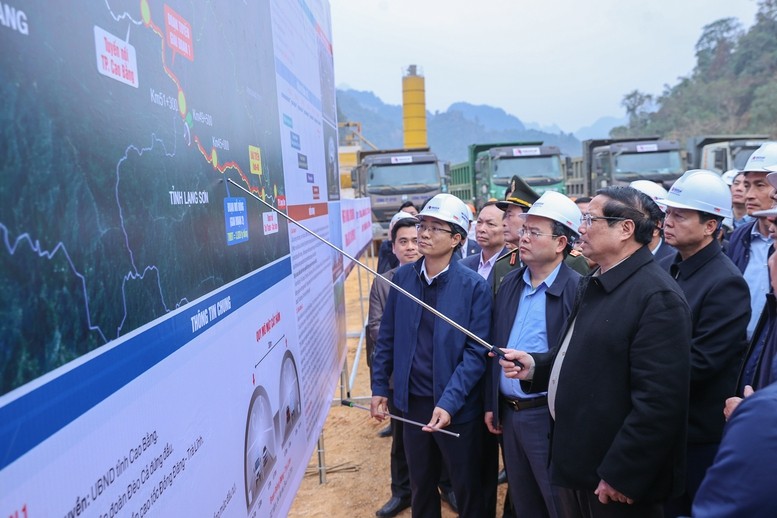 Thủ tướng Phạm Minh Chính kiểm tra, đôn đốc, thúc đẩy tiến độ dự án đường bộ cao tốc Đồng Đăng (Lạng Sơn) - Trà Lĩnh (Cao Bằng) và trò chuyện cùng người lao động tại công trường - Ảnh: VGP. Thủ tướng Phạm Minh Chính kiểm tra, đôn đốc, thúc đẩy tiến độ dự án đường bộ cao tốc Đồng Đăng (Lạng Sơn) - Trà Lĩnh (Cao Bằng) và trò chuyện cùng người lao động tại công trường - Ảnh: VGP.