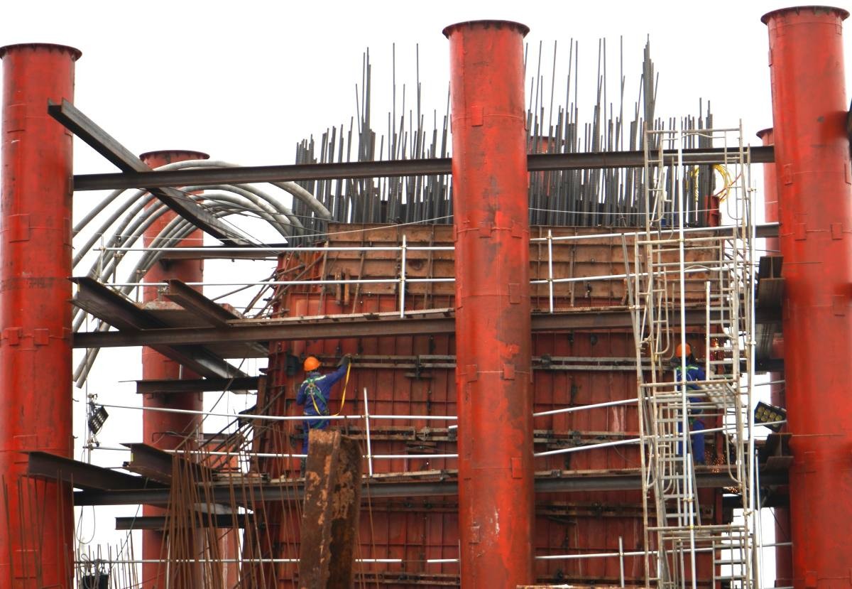 Hơn 100 công nhân đang được huy động thi công 2 trụ chính của cầu Nguyễn Trãi Hơn 100 công nhân đang được huy động thi công 2 trụ chính của cầu Nguyễn Trãi