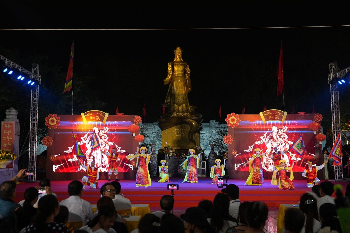 Đặc sắc đêm liên hoan nghệ thuật quần chúng chào mừng Lễ hội Đền - Chùa Bà Tấm năm 2026, tối 5/4/2026. Đặc sắc đêm liên hoan nghệ thuật quần chúng chào mừng Lễ hội Đền - Chùa Bà Tấm năm 2026, tối 5/4/2026.