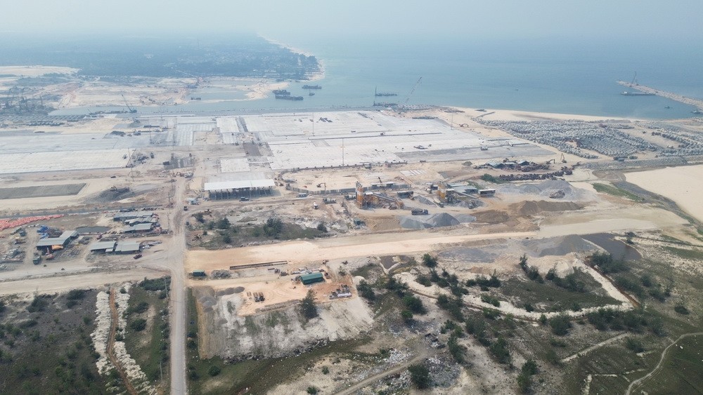 Dự án bao gồm 4 dự án thành phần. Trong đó, Dự án thành phần 1: Đầu tư xây dựng Quốc lộ 15D đoạn từ Cảng Mỹ Thuỷ đến cao tốc Cam Lộ - La Sơn do Sở Xây dựng làm chủ đầu tư. Trong đó, gói thầu xây lắp do Liên danh các nhà thầu Công ty TNHH Tập đoàn Sơn Hải - Công ty CP Thành An - Công ty TNHH Xây dựng Mạnh Linh - Công ty TNHH Xây dựng Tiến Thành trúng thầu thi công với giá trị hợp đồng là 1.303,7 tỷ đồng bao gồm dự phòng (chi phí xây lắp là 1.174 tỷ đồng), tiến độ thực hiện hợp đồng là 660 ngày (22 tháng), hoàn thành vào ngày 30/10/2027.