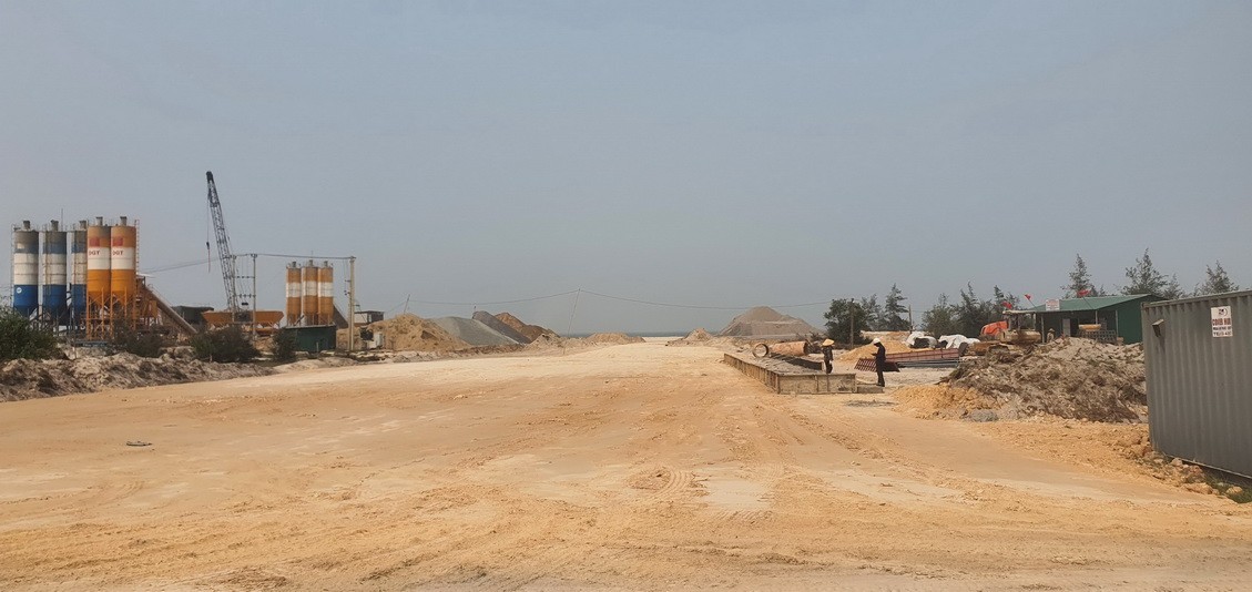 Năm 2026, Sở Xây dựng Quản Trị phấn đấu giải ngân tối đa khoảng 845/1.123 tỷ đồng trong năm 2026 (tương đương 75% số vốn). Theo Sở Xây dựng Quảng Trị, dự án có quy mô đầu tư lớn, tiến độ xây lắp là 22 tháng, để hoàn thành giải ngân được 75% số vốn Ngân sách Trung ương trong thời gian khoảng 9 tháng còn lại của năm 2026 không chỉ đòi hỏi sự quyết tâm, nỗ lực tối đa của chủ đầu tư và các nhà thầu thi công mà phụ thuộc rất lớn vào tiến độ bàn giao mặt bằng của các địa phương