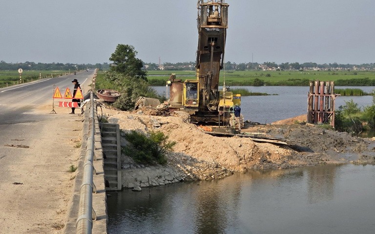 Vướng mặt bằng đang là khó khăn hiện hữu của dự án. Tại thời điểm phát lệnh khởi công, các địa phương chỉ bàn giao mặt bằng được 2,0 km/21 km theo chiều dài tuyến và 5 vị trí xây dựng cầu. Tuy nhiên trên thực địa phần diện tích bàn giao mặt bằng này vẫn còn vướng cây trồng của người dân, cây rừng tự nhiên cần thực hiện thủ tục thanh lý, một số công trình hạ tầng kỹ thuật như đường dây điện, cáp viễn thông, không có mặt bằng đường tiếp cận để thi công do vướng đất trồng lúa của các hộ dân chưa được GPMB.