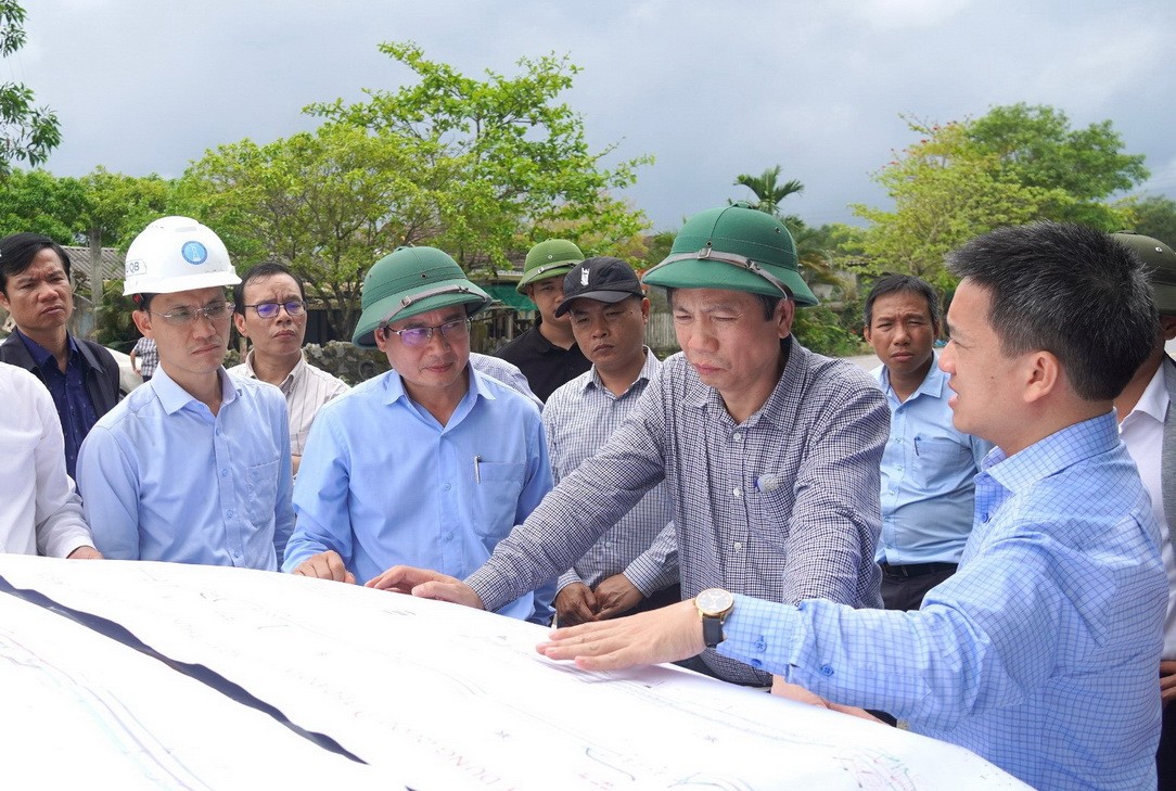 Ông Trương Chí Trung, Giám đốc Sở Xây dựng Quảng Trị (thứ tư từ trái ảnh) cho biết, Sở đã đề nghị UBND tỉnh có văn bản chỉ đạo UBND các xã Mỹ Thủy, Vĩnh Định, Diên Sanh và các sở ngành liên quan tập trung thực hiện hoàn thành công tác GPMB, bàn giao từng phần, đảm bảo bàn giao toàn bộ mặt bằng sạch chậm nhất trước ngày 30/4/2026. Đồng thời, kiến nghị UBND tỉnh báo cáo Ban Thường vụ Tỉnh ủy xem xét chỉ đạo Ban Thường vụ Đảng ủy các địa phương, Đảng ủy UBND tỉnh, Đảng ủy Công an tỉnh để huy động toàn bộ hệ thống chính trị vào cuộc, tuyên truyền vận động người dân đồng thuận trong công tác bồi thường GPMB đảm bảo đường găng tiến độ đề ra.