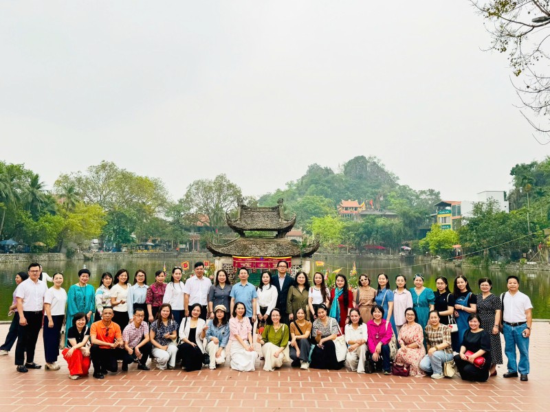 Các đại biểu chụp hình lưu niệm tại di tích quốc gia đặc biệt chùa Thầy, xã Quốc Oai, sáng 8/4/2026. Ảnh: Hồ Hạ. Các đại biểu chụp hình lưu niệm tại di tích quốc gia đặc biệt chùa Thầy, xã Quốc Oai, sáng 8/4/2026. Ảnh: Hồ Hạ.