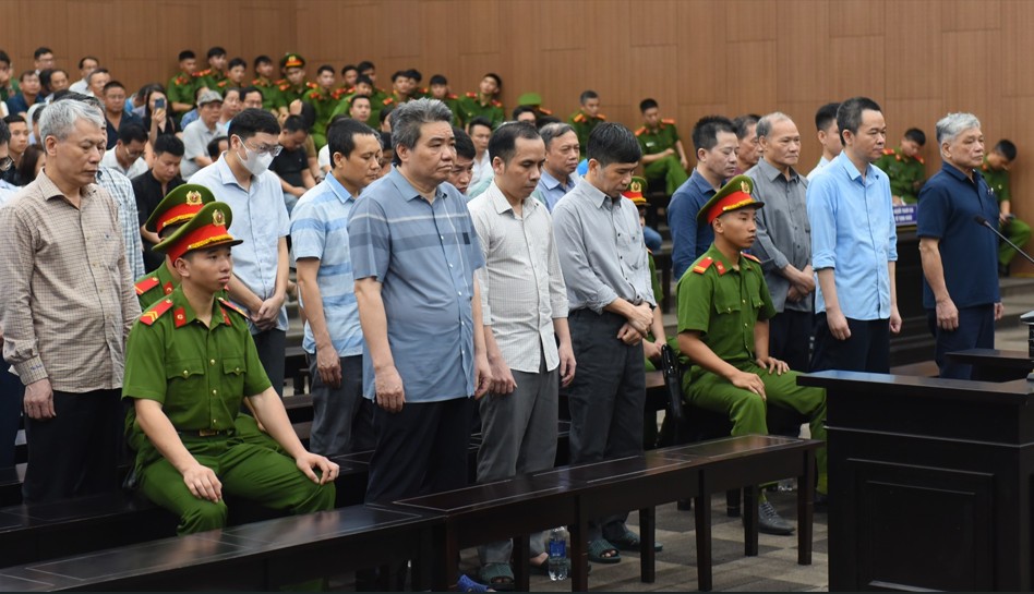 Các bị cáo đứng nghe tòa tuyên án sơ thẩm. Các bị cáo đứng nghe tòa tuyên án sơ thẩm.