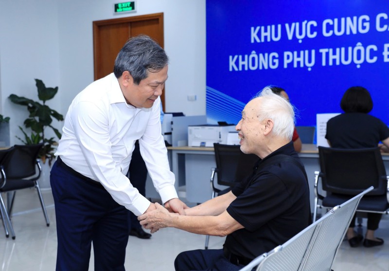 Chủ tịch UBND TP. Hà Nội Vũ Đại Thắng thăm hỏi người dân đến làm thủ tục hành chính.