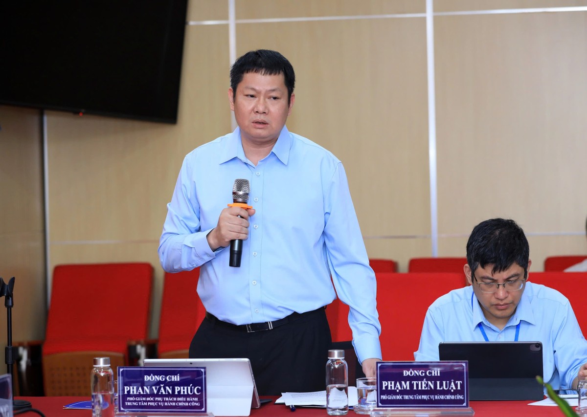 Phó Giám đốc phụ trách Trung tâm Phục vụ hành chính công TP. Hà Nội Phan Văn Phúc báo cáo tại buổi làm việc.